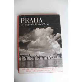 Praha ve fotografii Karla Plicky (Karol Plicka, fotografie, mj. Pražský hrad, Malá Strana, Karlův most, Staré Město, Staroměstské náměstí; hlubotisk)