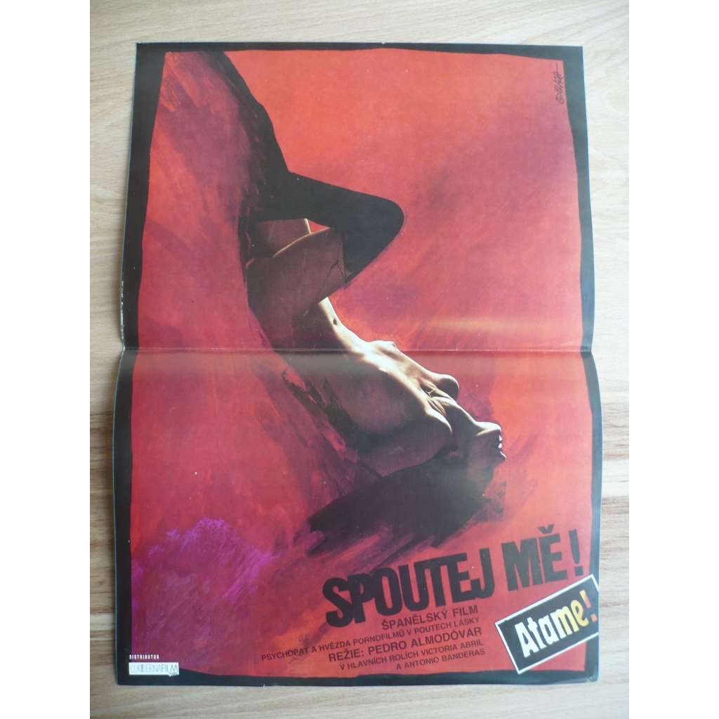 Spoutej mě! (filmový plakát, film Španělsko 1989, režie Pedro Almodóvar, Hrají: Victoria Abril, Antonio Banderas, Loles León)