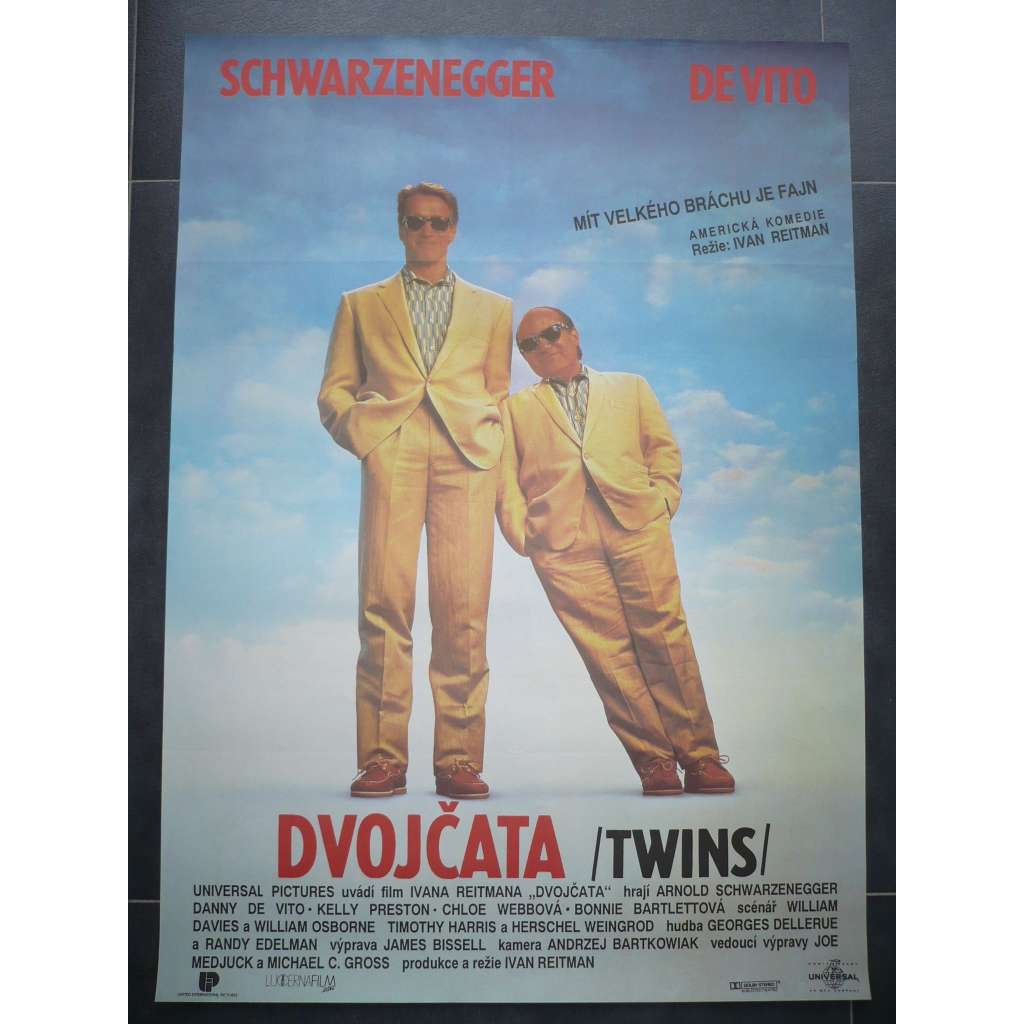 Dvojčata (filmový plakát, film USA 1988, režie Ivan Reitman, Hrají: Arnold Schwarzenegger, Danny DeVito, Kelly Preston)