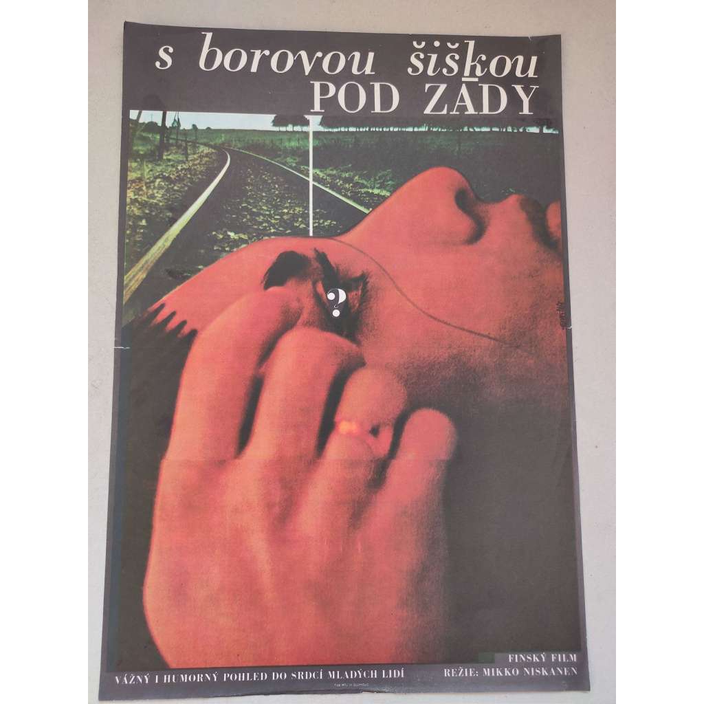 S borovou šiškou pod zády (filmový plakát, film Finsko 1966, režie Mikko Niskanen; Hrají: Kristiina Halkola, Kirsti Wallasvaara, Pekka Autiovuori)